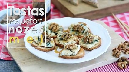 Tostas/ torradas com roquefort, nozes e mel