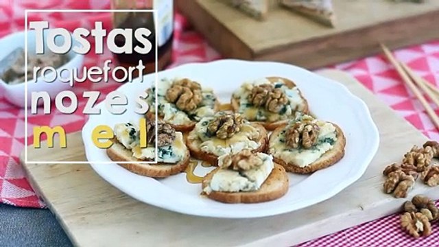 Tostas/ torradas com roquefort, nozes e mel