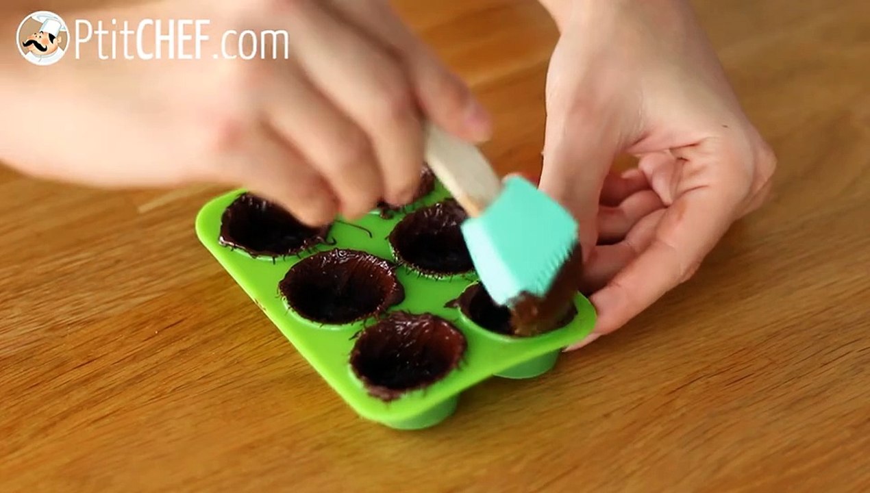 Mit kokosnuss gefüllte pralinen im bounty-stil