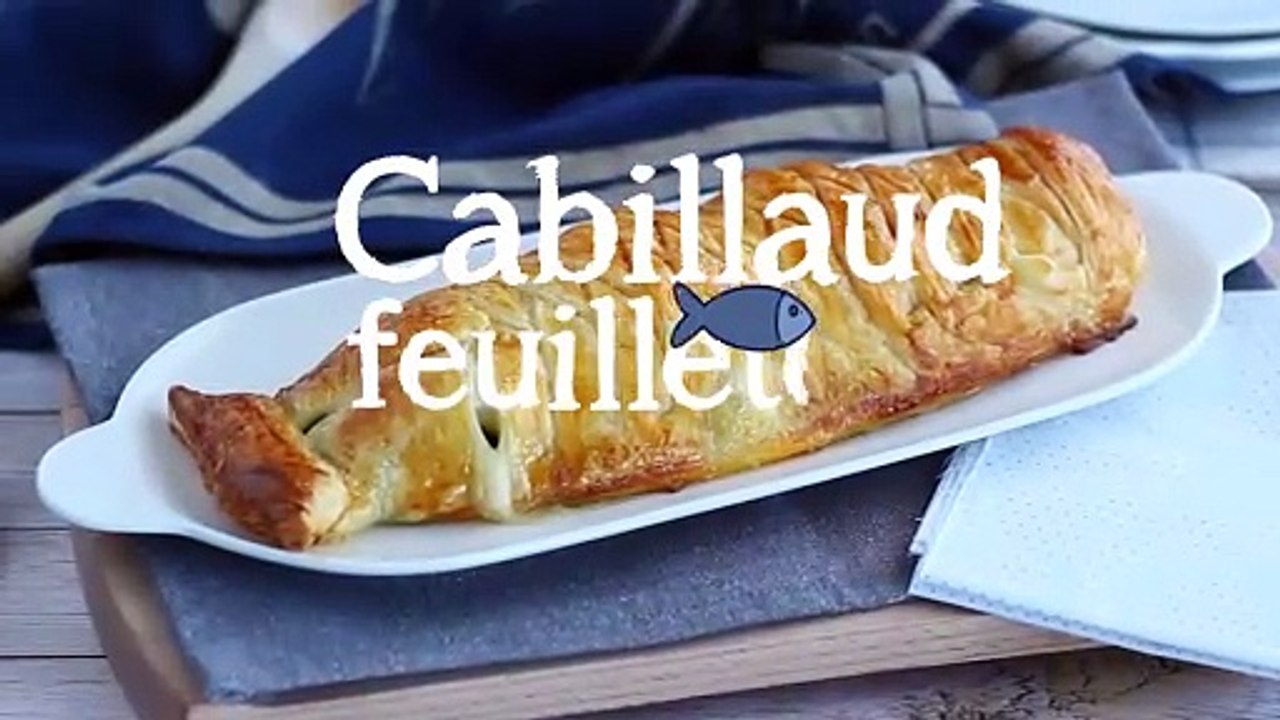 Fisch in einer blätterteigkruste mit spinat und mozzarella-käse