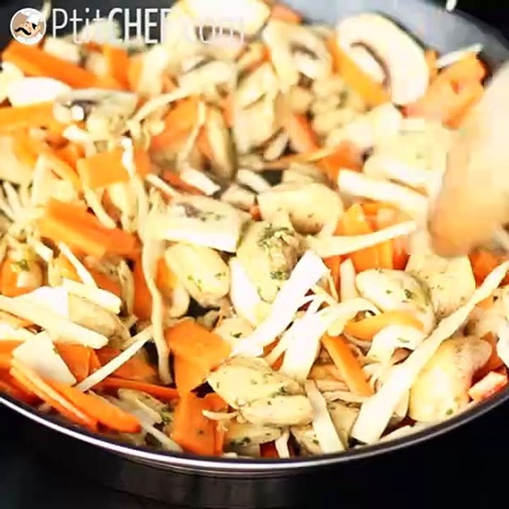 Chow mein (chao-männer), chinesische nudeln mit hühnchen und gemüse