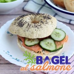 Bagel al salmone, cetriolo e formaggio fresco