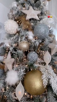 Με λευκές και χρυσές μπάλες, αλλά και πολλά αστέρια: Το Χριστουγεννιάτικο δέντρο της Ιωάννας Τούνη στο σπίτι της στη Θεσσαλονίκη