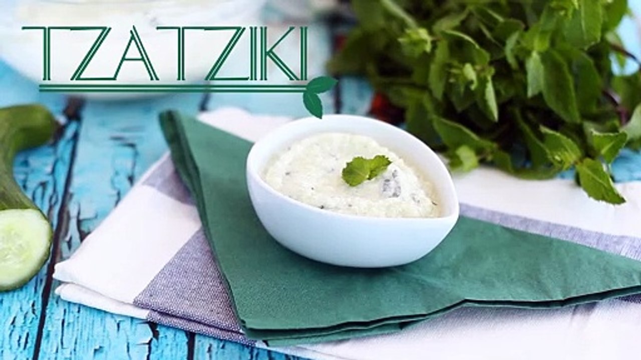Tzatziki, die griechische sauce mit gurken und joghurt