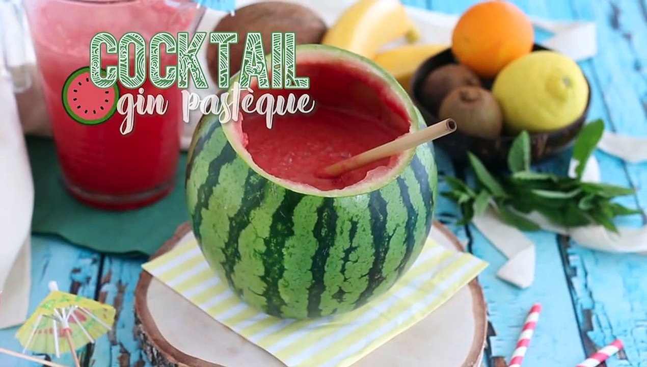 Cocktail gin in einer wassermelone