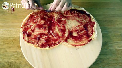 Tronchetto di crêpes con cioccolato bianco e confettura di lamponi