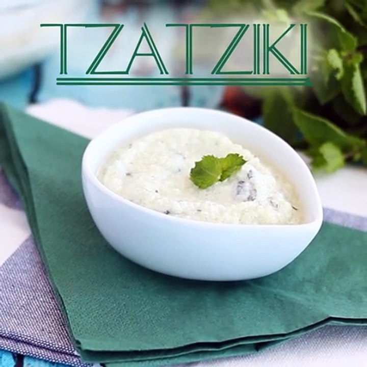 Tzatziki, die griechische sauce mit gurken und joghurt