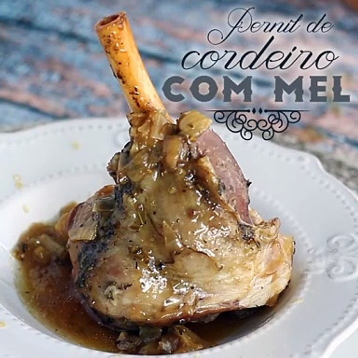 Pernil de cordeiro com mel e alecrim