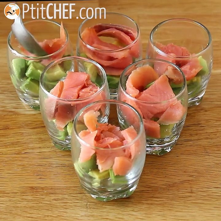 Verrines mit geräuchertem lachs und avocado