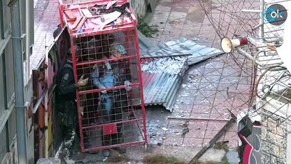 Los Mossos entran a los edificios ocupados de Barcelona dentro de una jaula móvil