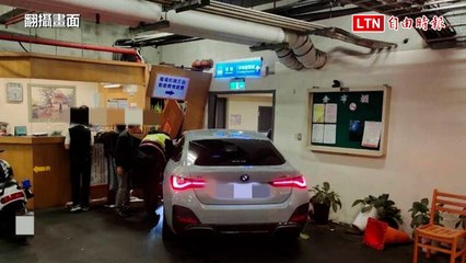 BMW暴衝撞爛復興高中車道出入口 61歲女乘客受傷送醫(翻攝畫面)
