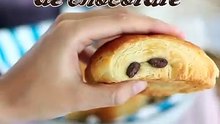 Croissant de chocolate (pão de chocolate)