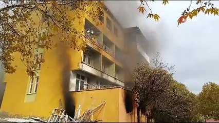 Daha önce belediye binası ve öğretmenevi olarak kullanılıyordu, alevler içinde kaldı