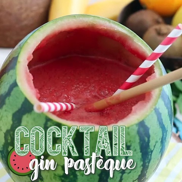 Cocktail gin in einer wassermelone