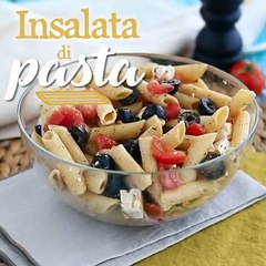 Pasta fredda con feta, olive nere e pomodori