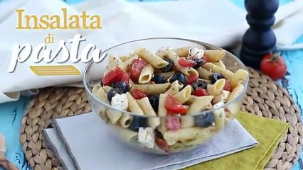 Pasta fredda con feta, olive nere e pomodori