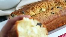 Bolo de azeitonas pretas e queijo feta
