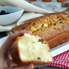 Bolo de azeitonas pretas e queijo feta
