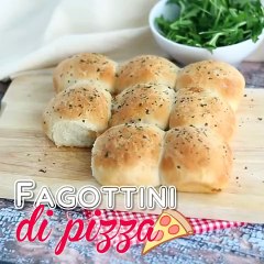 Fagottini di pizza con prosciutto cotto e formaggio