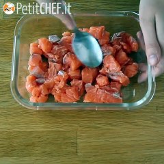 Salmone marinato, la ricetta facile e gustosa