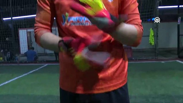 Kiralık kaleci İzmir Oynayacak takım bulamayan kaleci ücreti karşılığında halı saha maçlarına çıkıyor