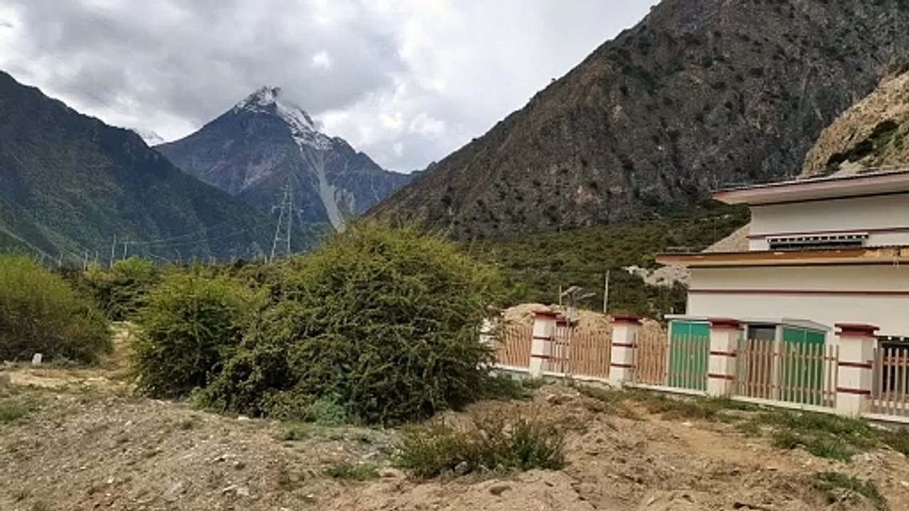 Dans un village très reculé de Chine, de beaux bâtiments servent de points d'ancrage aux incinérateurs d'ordures