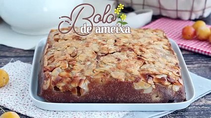 Bolo invertido de ameixas e amêndoas