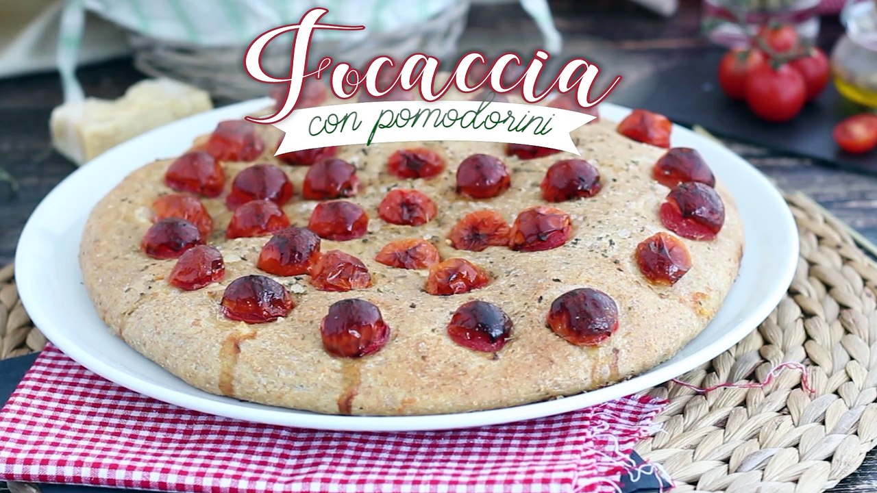 Focaccia semintegrale con pomodorini