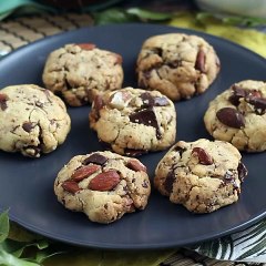 Cookies de chocolate com amendoim e amêndoas