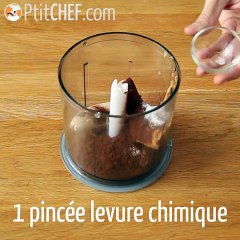 Mug cake au chocolat et au beurre de cacahuètes