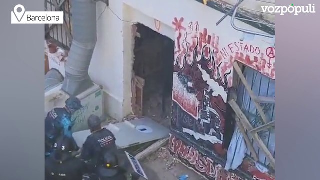 Los Mossos consiguen entrar en los edificios ocupados del Kubo y la Ruïna de Barcelona para desalojarlos