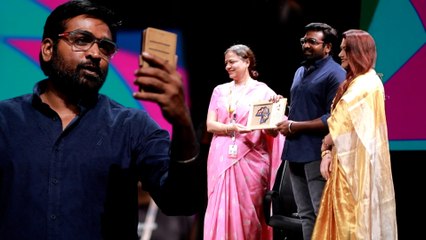 Descargar video: Vijay Sethupathy At IFFI 2023: തിരക്കിനിടയിലും കുട്ടി ആരാധകനെ വീഡിയോ കോൾ ചെയ്ത് വിജയ് സേതുപതി