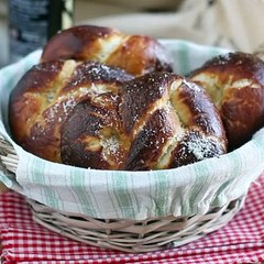 Pretzels (bretzels) de mozzarella e alecrim