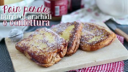 French toast con burro di arachidi e confettura di frutti rossi
