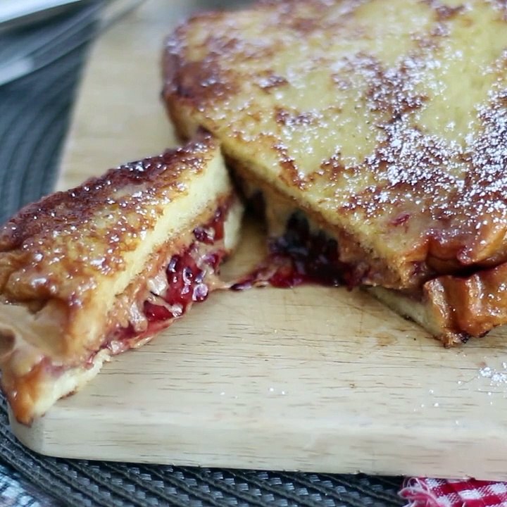 French Toast con burro di arachidi e confettura di frutti rossi Video