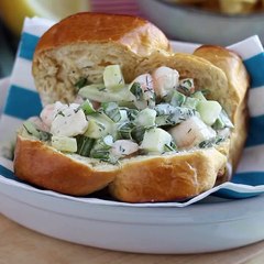 Sandwich di pan brioche con gamberi e cetrioli