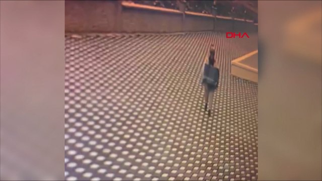 Evdeki çelik kasayı çalıp, kucağında taşıdı 