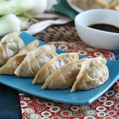 Gyozas au poulet, carottes et champignons