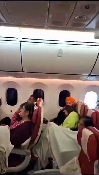 印度航空波音B787客机 顶部大漏水 乘客继续睡