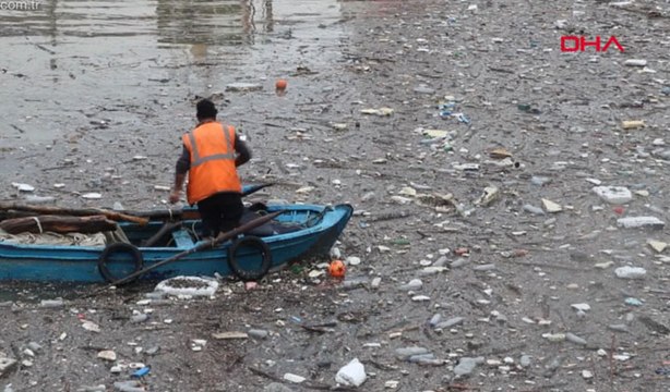 Zonguldak'ta deniz çamur rengine büründü, çöpler limana birikti