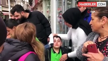 Köpek tarafından kovalanan çocuk az kalsın arabanın altında kalıyordu