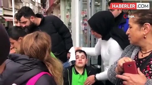 Köpek tarafından kovalanan çocuk az kalsın arabanın altında kalıyordu