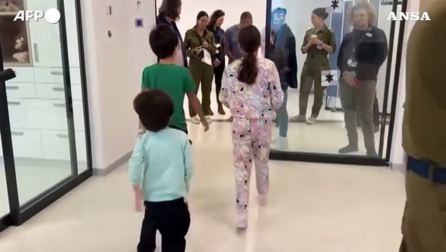 Israele, tre bambini liberati da Hamas riabbracciano il loro cane dopo il rilascio