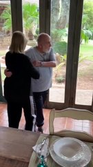 Lima Duarte surge dançando com a filha aos 93 anos e disposição empolga fãs: "Garotão"