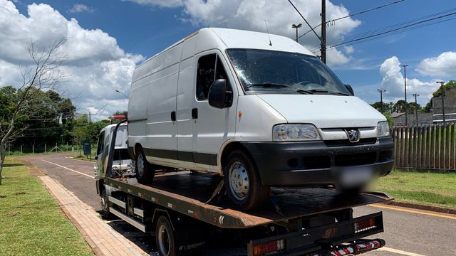 PM apreende van dublê abandonada em Cascavel O veículo foi furtado por bandidos em Virmond (PR), em 12 de outubro