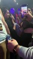 Emma Marrone bacia un fan durante il concerto ai Magazzini Generali