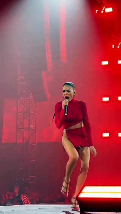 Elodie senza intimo al concerto?