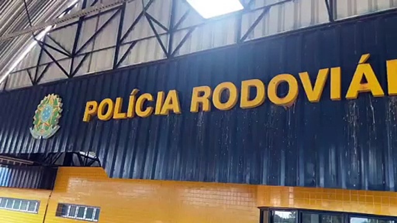 Mulher é presa pela terceira vez pela PRF; nesta ocasião com carga de cigarros e agrotóxicos