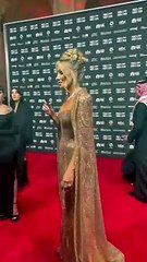 مايا دياب تجذب الأنظار بإطلالة ذهبية خلال مهرجان البحر الأحمر السينمائي