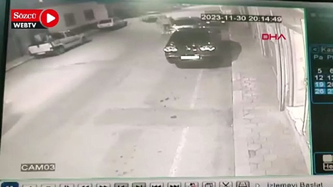 Kamyonetin açılan kapağı yolda yürüyen kadının başına çarptı; O anlar kamerada